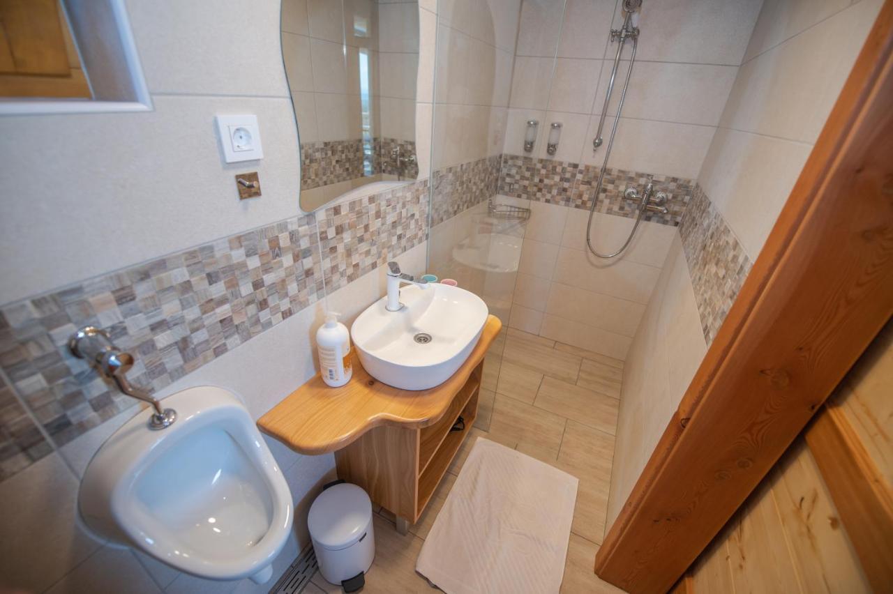 Holiday Home Ernest Zelezni With Hot Tub Ivancna Gorica Esterno foto